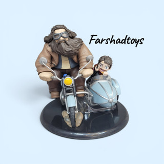نمای پشت فیگور کلکسیونی هری پاتر و هاگرید روی موتور پرنده با سایدکار | Farshadtoys