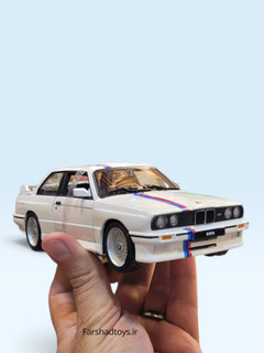 نمای سهرخ ماکت BMW M3 E30 سفید با رینگ مشبک و درهای بازشو
